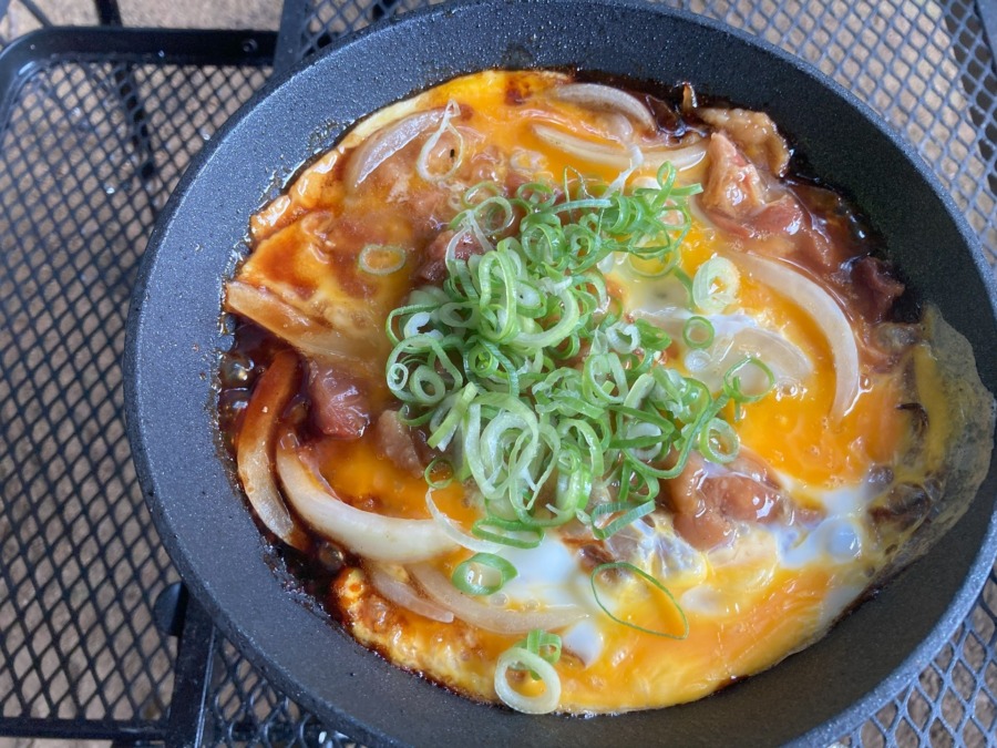 【簡単焚き火飯53】超簡単でも本格的！焼き鳥缶詰で作る親子丼